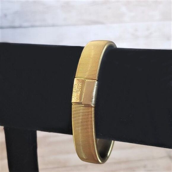 Vintage Stretch Bracelet GG Made in South Korea Gold Tone - Picture 2 of 6